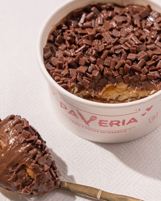 Pavê de brigadeiro ao leite finalizado com granulado