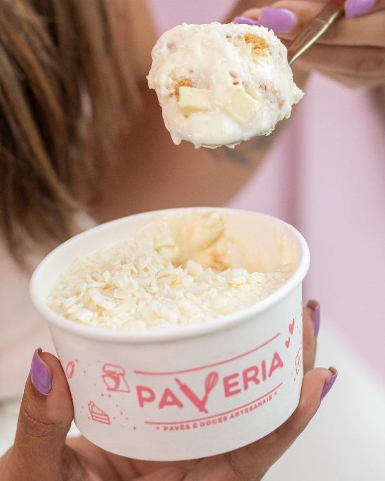 Pavê Galak com raspas de chocolate branco por cima